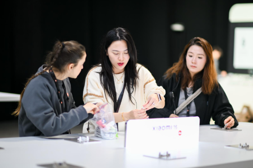 Equipo de azafatas preparando el nuevo Xiaomi 15 Series