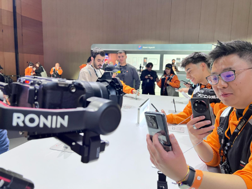 Prensa interactuando con los nuevos dispositivos Xiaomi en el CCIB