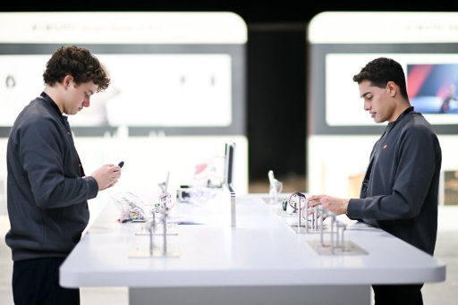Equipo de azafatas preparando el nuevo Xiaomi 15 Series
