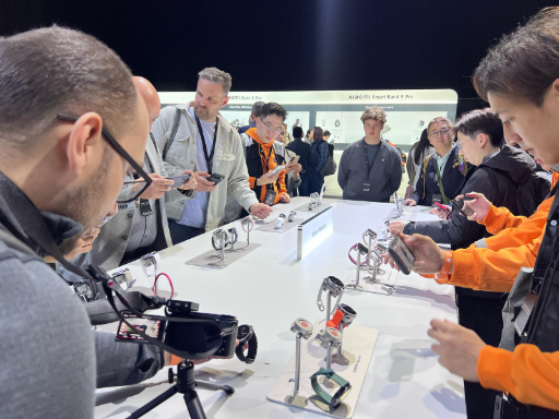 Prensa interactuando con los nuevos dispositivos Xiaomi en el CCIB
