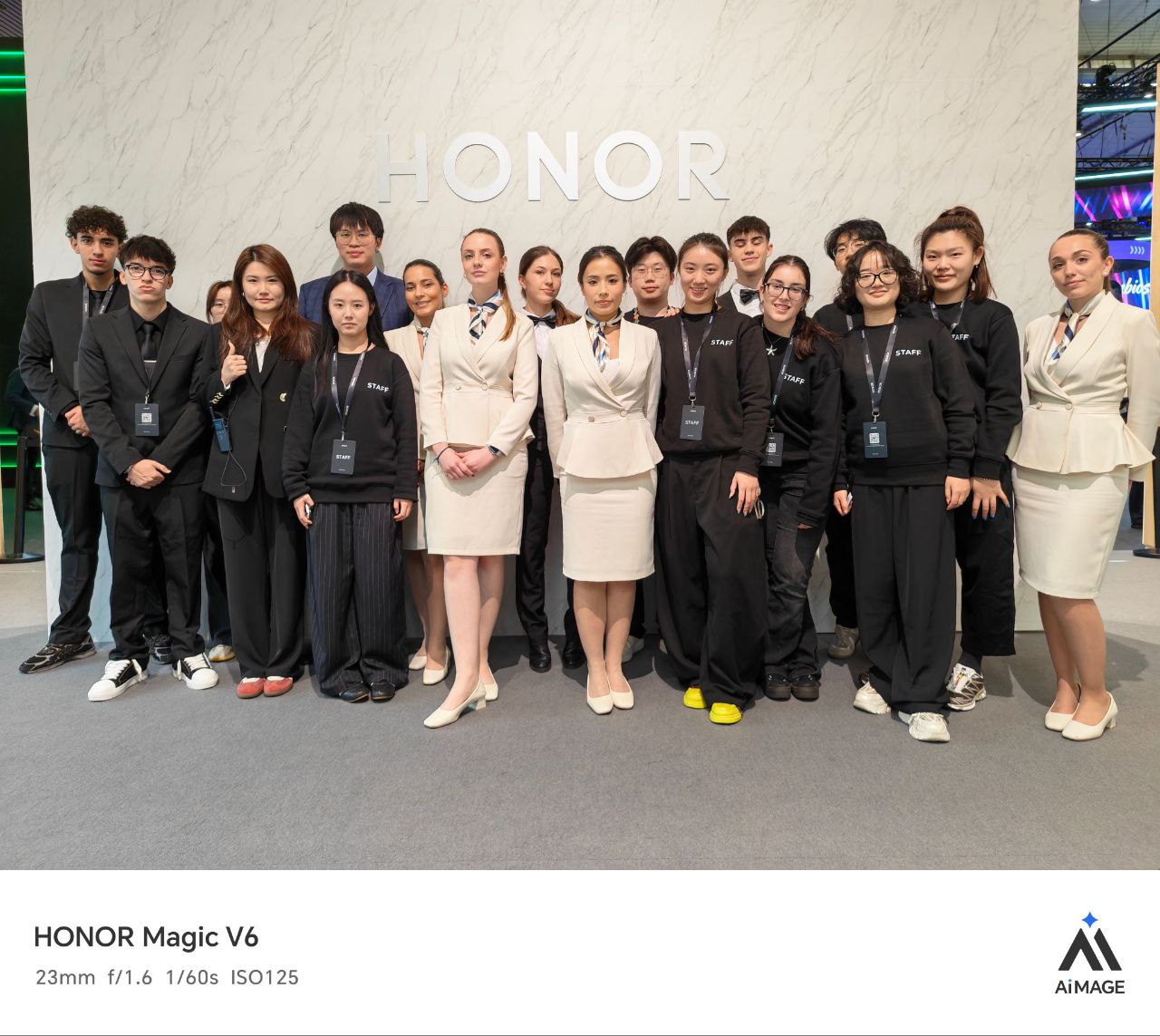 Azafatas de M Azafatas en el stand de HONOR durante el MWC 2026