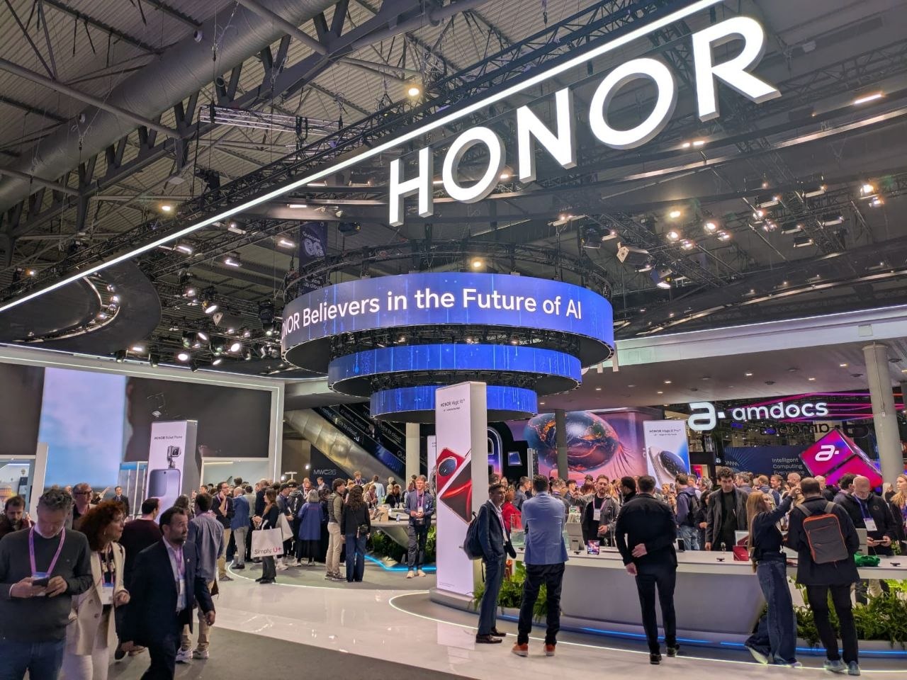 Demostración de producto en el stand de HONOR