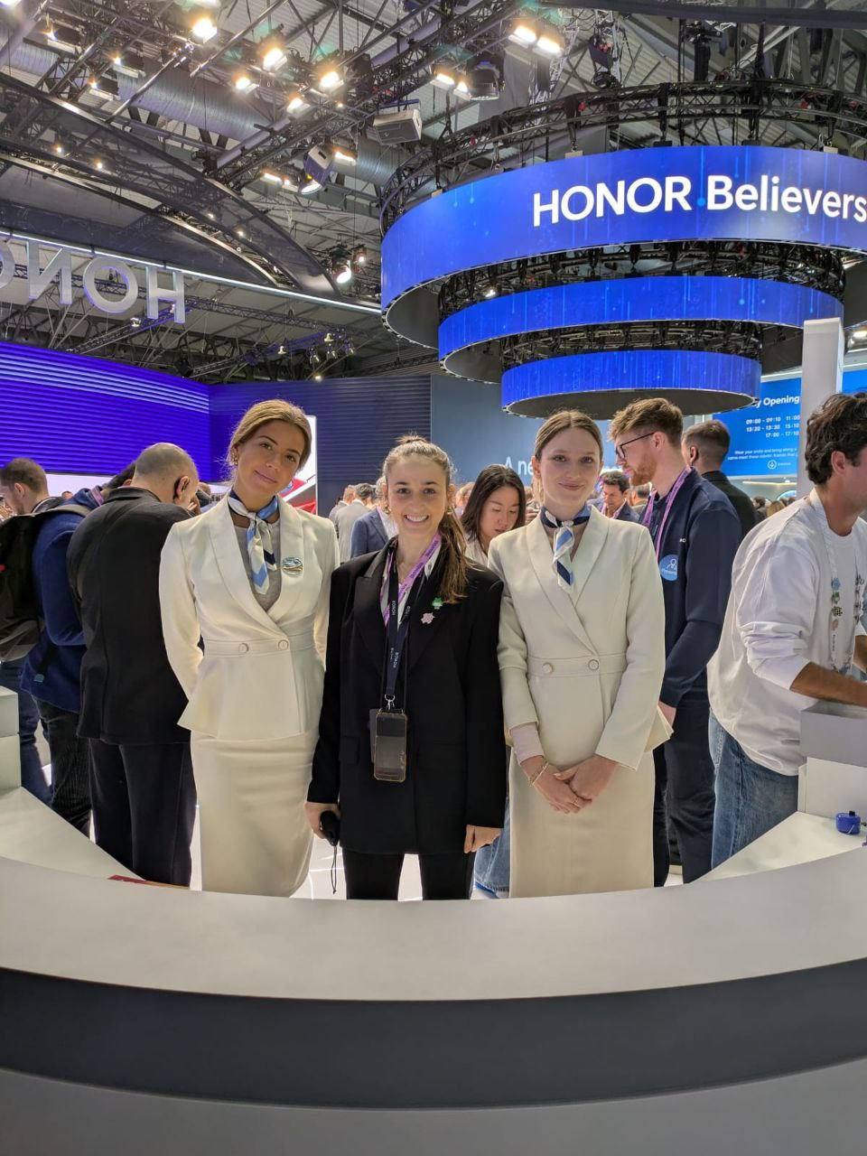 Atención a visitantes y prensa internacional en el stand de HONOR